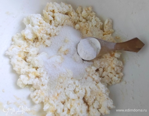 Всыпать сахар, соль, разрыхлитель и ваниль.