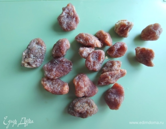 Клубнику вяленую нарезать (или другие цукаты).