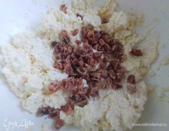 Всыпать в творожный состав.