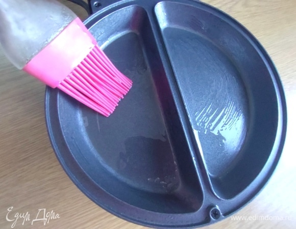 Я буду запекать в омлетнице, поэтому смазала и верх и низ кисточкой с маслом.