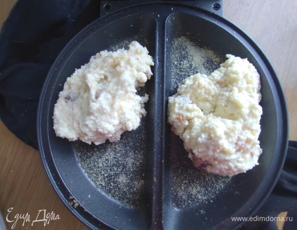 Посыпать дно сухарями и нанести творожную начинку — по 2 ст. л.