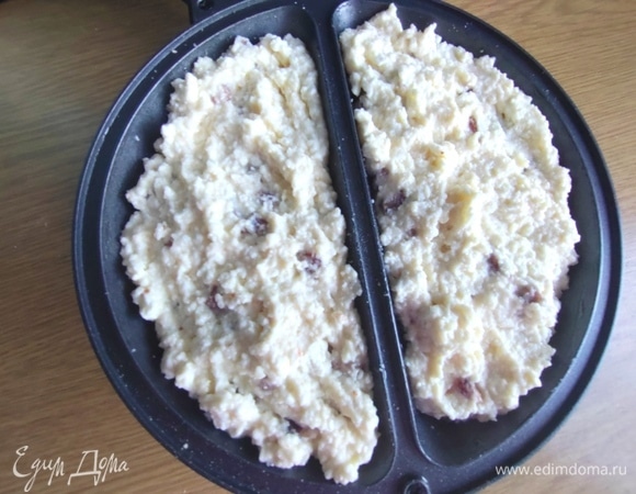 Разровнять верх. Накрыть и запекать до нижней корочки.