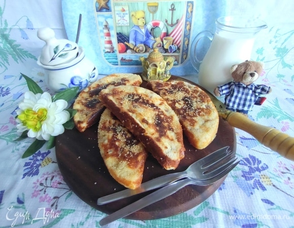 Горячие посыпать сахаром.