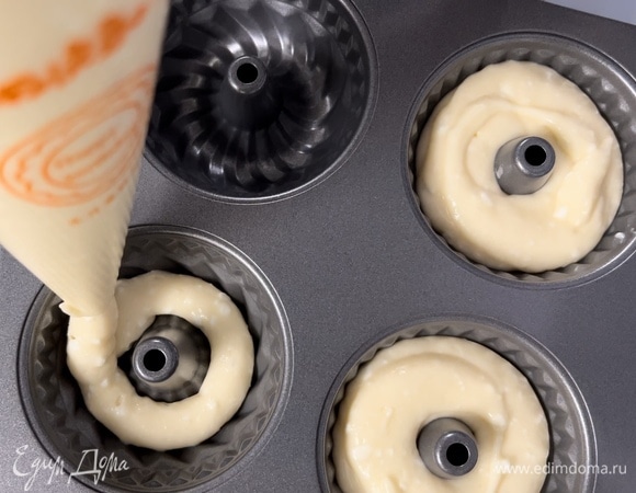 Отсадить из кондитерского мешка или аккуратно ложкой в формочки для кексов и выпекать при 170°C около 20–25 минут.