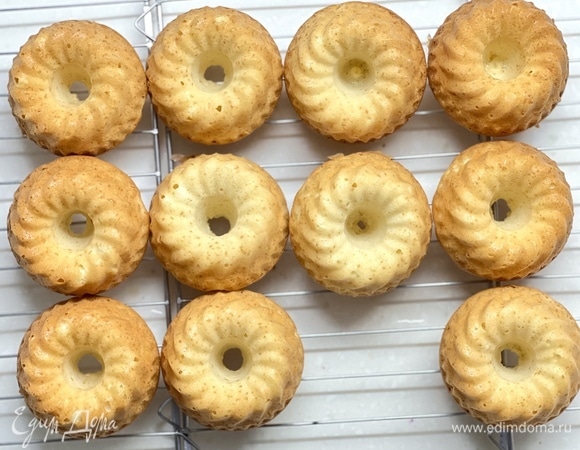 Проверяйте зубочисткой. Она должна выходить сухой.