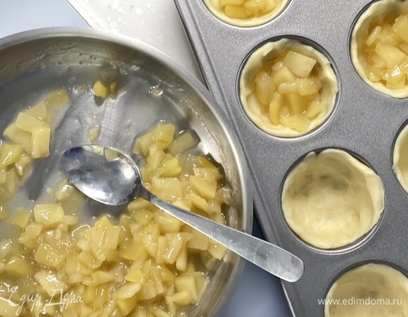 Выложить начинку в подготовленные песочные корзиночки.