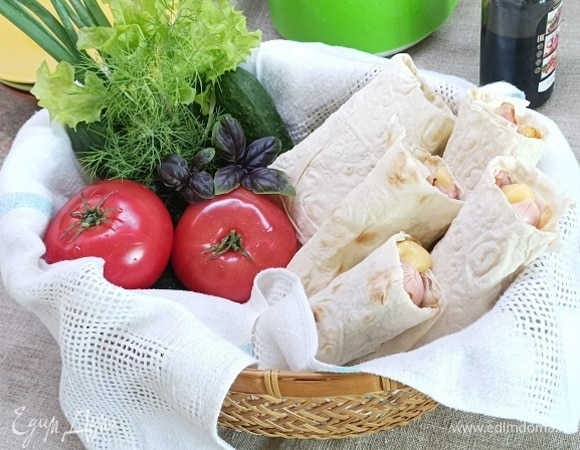 И укладываем в корзину. Можно отправляться на пикник.