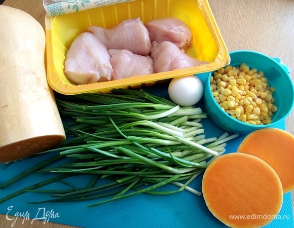 Понадобится курица, тыква, лук, яйцо, кукуруза.