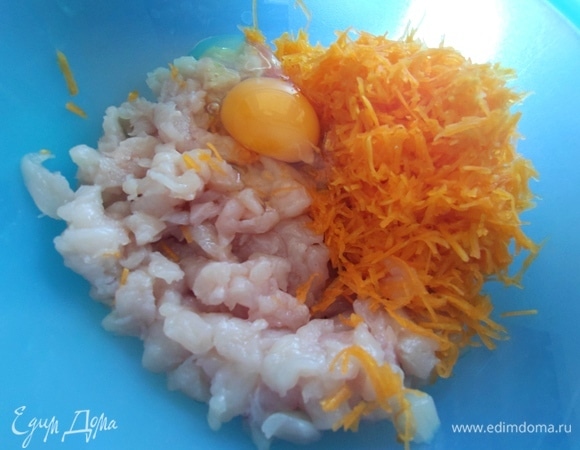 Натереть мелко тыкву в курицу, вбить яйцо.