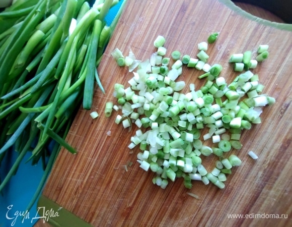 Нарезать лук.
