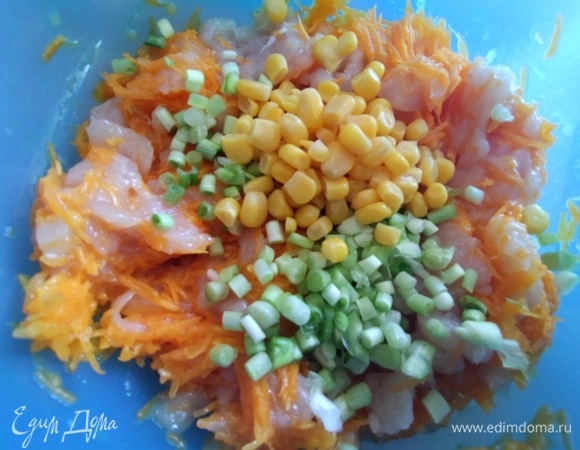 Всыпать лук и кукурузу.