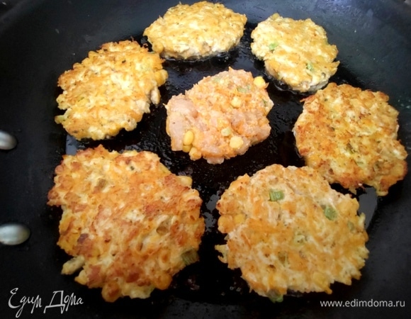 Обжарить с двух сторон на сковороде с маслом.