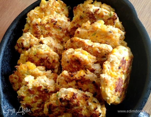 Обжаренные котлеты сложить в небольшую сковороду, долить воды и потушить под крышкой минут 10.