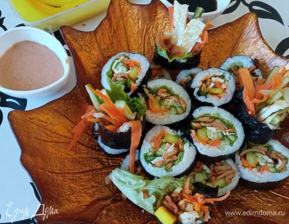 В Корее кимпаб обычно подают с бульоном. У нас чаще всего — с соевым соусом. В одном корейском кулинарном шоу я видела несколько вариантов соусов. Я сделала майонез с соевым соусом и соусом кочуджан. Это именно соус, а не паста. Можно смешать майонез с горчицей и медом или даже с кетчупом. На ваш вкус. Приятного аппетита.