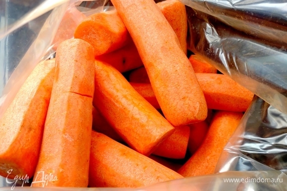 Морковь очистить.