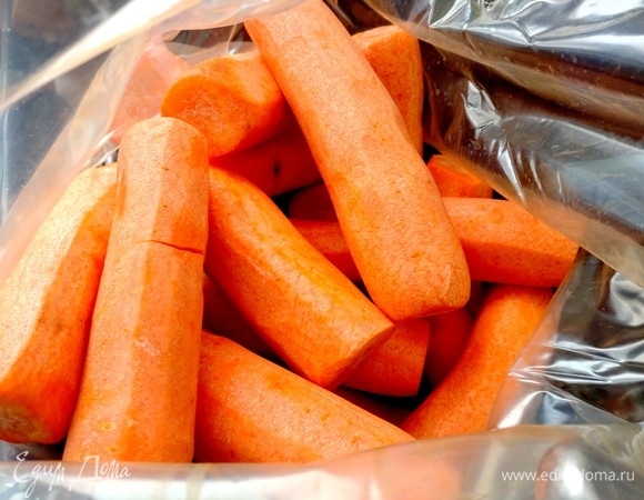 Морковь очистить.