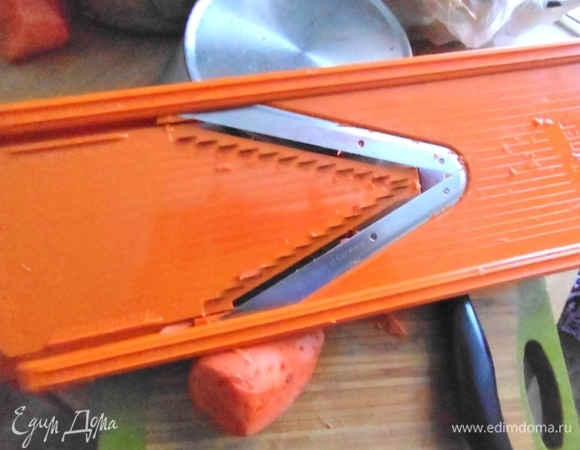 Нашинковать с помощью специальной терки.