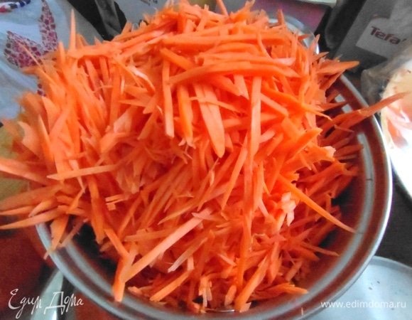 Так как боюсь порезов, надела мягкую перчатку (любую) и сверху одноразовую пленочную.