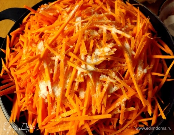 Морковь посолить (2–2,5 ст. л.), слегка помять. Дать постоять.