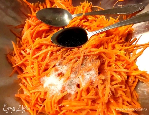 Добавить соевый соус, сахар, уксус.