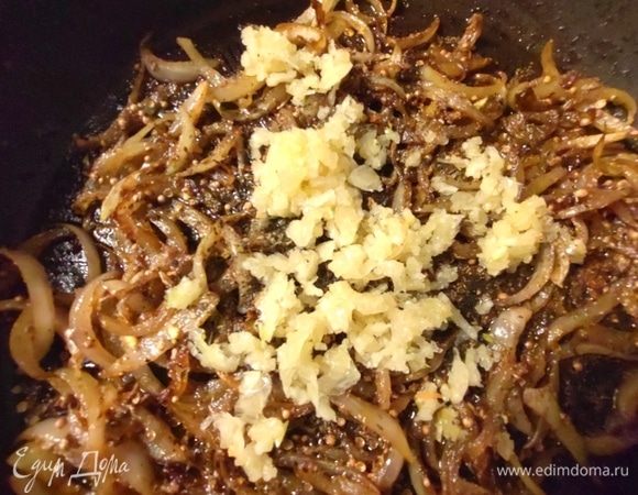 Затем выдавить к луку чеснок.