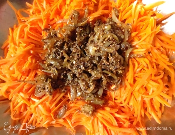 Помешать лук с чесноком на огне и перенести на морковь вместе с маслом.