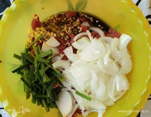 Говядину моем и обсушиваем бумажными полотенцами. Режем очень острым ножом сначала на тоненькие ломтики, а потом на полоски. Если мясо плохо режется на ломтики, его можно чуть-чуть подморозить, чтобы легче было нарезать. У меня лопатка резалась прекрасно. Шинкуем репчатый лук полукольцами, зеленый достаточно большими кусками. Мелко рубим чеснок. Готовим маринад: смешиваем соевый соус, мирин, мед, сахар и перец чили. Все тщательно перемешиваем до растворения сахара и равномерного распределения меда. Вливаем кунжутное масло. Кладем мясо в маринад, добавляем оба вида лука и чеснок. Хорошенько перемешиваем и оставляем мариноваться минимум на 30 минут, лучше на час.