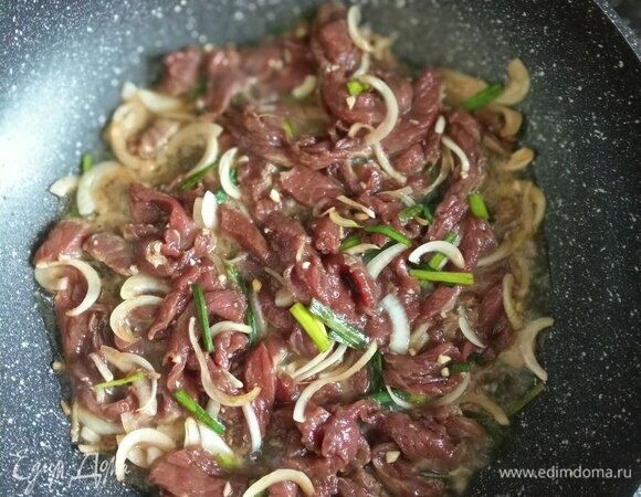 Замаринованное мясо обжариваем на растительном масле на сильно разогретой сковороде на максимальном огне до тех пор, пока не выпарится образовавшаяся жидкость и мясо чуть-чуть не закарамелизируется. Обычно на это уходит 10–15 минут. Если мясо нарезано тонко, этого времени достаточно для готовности. Если вам кажется, что мясо не готово, добавьте каплю воды и уменьшите огонь, подержите еще минут 5.