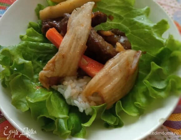 Есть еще один способ поедания пулькоги, наверное, самый популярный. Берем лист салата. В идеале это листья периллы (кунжута), но свежие. Я нигде их не могу найти, только маринованные, но они не подойдут. Если у вас есть, вы счастливцы! На лист кладем немного риса, потом мясо и панчаны, все сворачиваем аккуратно и в рот. Очень вкусно! Приятного аппетита!