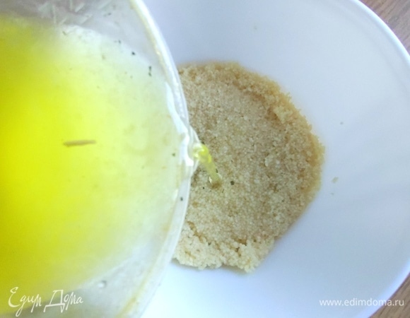 Залить его кипятком или бульоном (я развела сухой бульон, 1 ч. л., в кипятке).