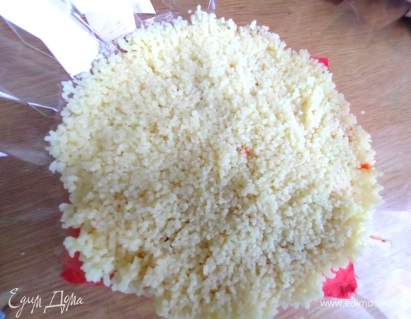 Для нашего салата на дно утрамбовать немного кускуса.