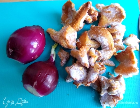 Грибная начинка. Нарезать тонко лук.