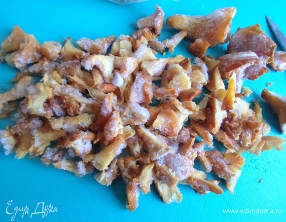 Лисички из заморозки тоже нарезать.