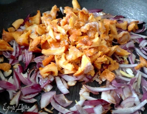 Добавить к луку, подержать вместе на огне.