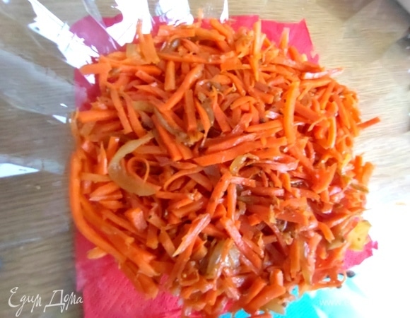 Кускус вначале покрыть морковкой по-корейски.