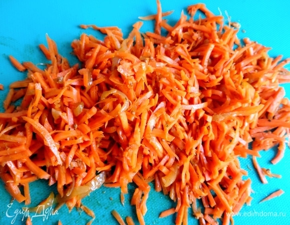 Перед этим я морковку немного нарезала. Рецепт тут: https://www.edimdoma.ru/retsepty/152017-morkov-po-koreyski.