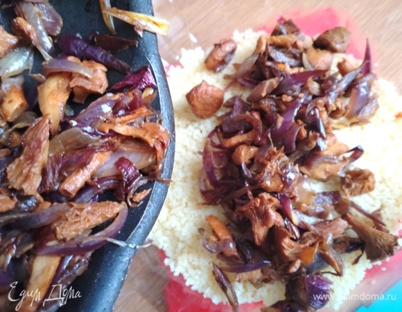 Накрыть кускусом и перенести грибную начинку.