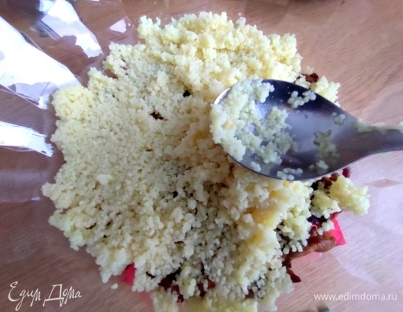 Закрыть слоем кускуса.