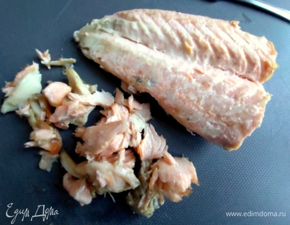 Любую отварную рыбу (у меня лосось) распотрошить.