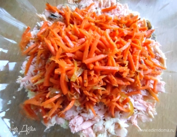 Накрыть рыбу морковным слоем.