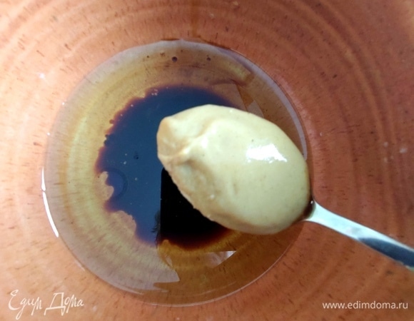 Смешать для соуса горчицу, масло, соевый соус.