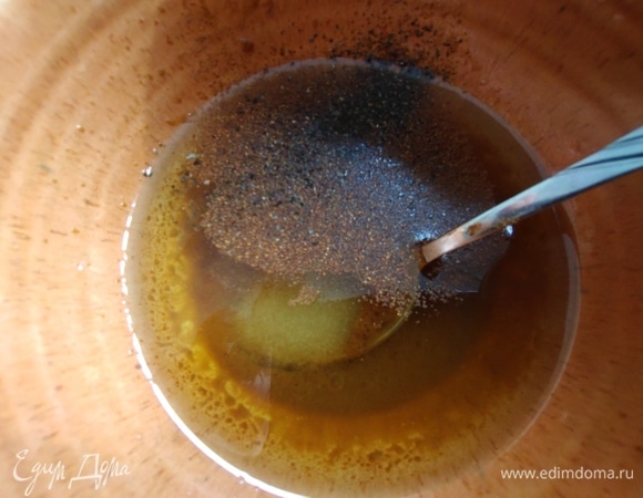 Всыпать соль, сахар, перец, паприку. Взбить.