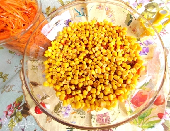 Салат посыпать сверху кукурузой.