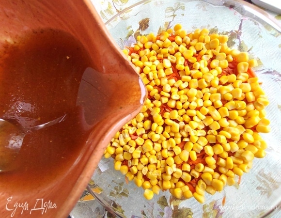 Полить соусом.