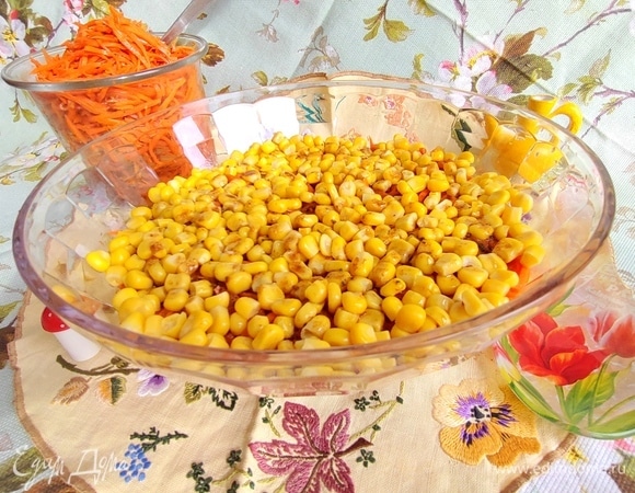 Накрыть, дать пропитаться салату в холоде.