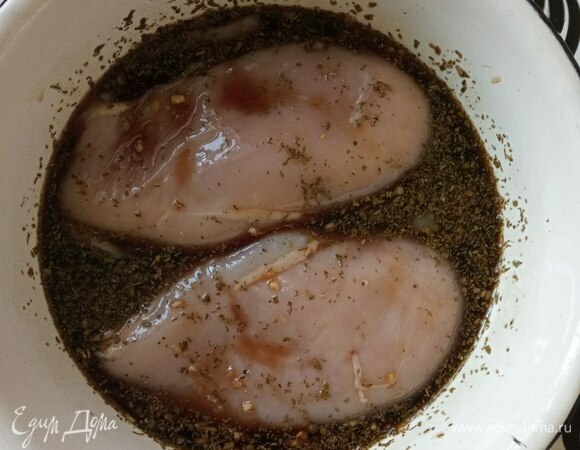 Готовим маринад: смешиваем соевый соус, мед и 100 мл вина. Перчим по вкусу, добавляем пропущенный через пресс чеснок, добавляем эстрагон. У меня был сушеный, если есть свежий, вообще идеально. В маринад кладем курицу и оставляем на час.