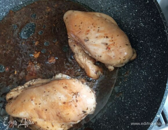 Через час вынимаем курицу из маринада и обжариваем на растительном масле по 8 минут с каждой стороны. Если курица не готова, вливаем еще маринада, накрываем крышкой и доводим до готовности на медленном огне. Перекладываем курицу на тарелку.