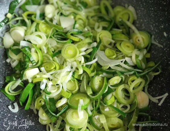 Репчатый лук режем полукольцами, порей — кольцами. На сливочном масле с добавлением капельки растительного обжариваем лук минут 5, добавляем горчицу, солим, перчим, вливаем оставшееся вино и добавляем творожный сыр. Все тщательно перемешиваем. Если вам кажется, что соус слишком густой, добавьте немного маринада.