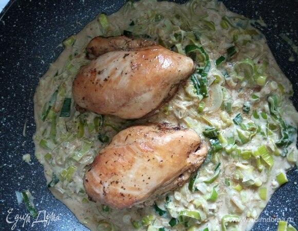 Прогреваем соус пару минут, возвращаем в сковороду курицу, Прогреваем птицу в соусе пару минут.