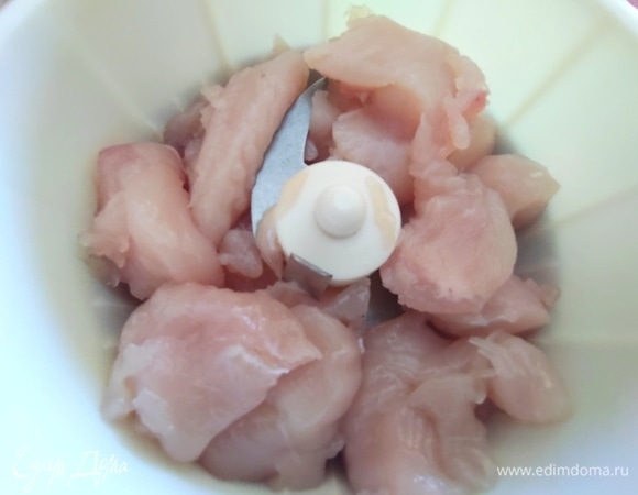 Перемолоть его в фарш. Например, измельчителем для мяса.